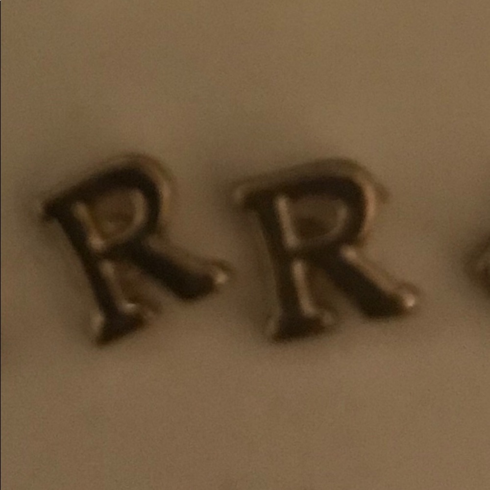 ❤️ R earrings ❤️